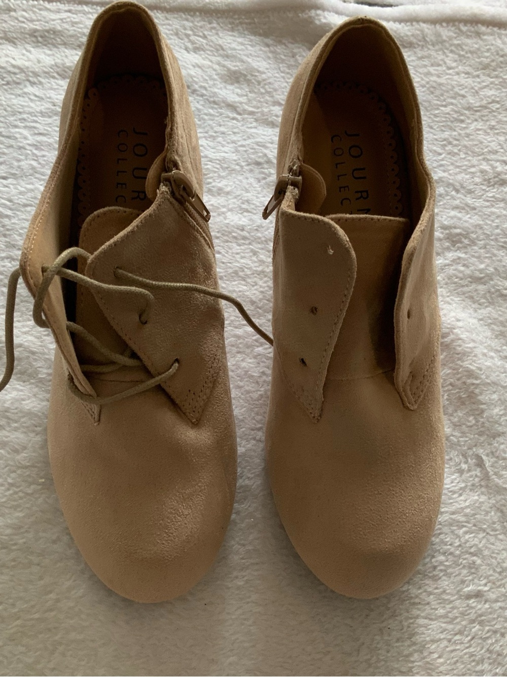 Journee women’s Tan Suede Lace-Up Shoes missing one string new size 6 sku 3284